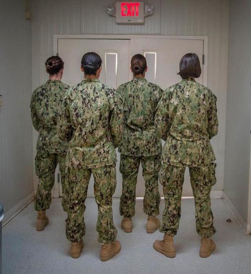 picture of female army soldiers